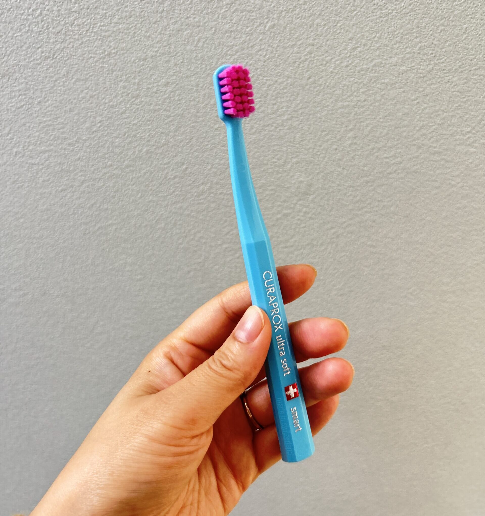 クラプロ歯ブラシ（手持ちアップ）