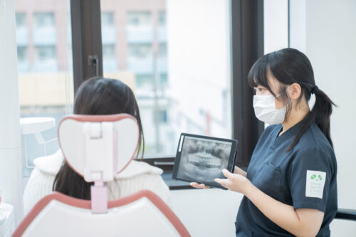 歯科医師と口元について相談する女性
