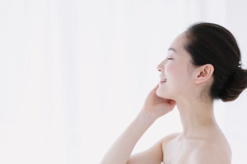 健康的でツヤのある肌の女性